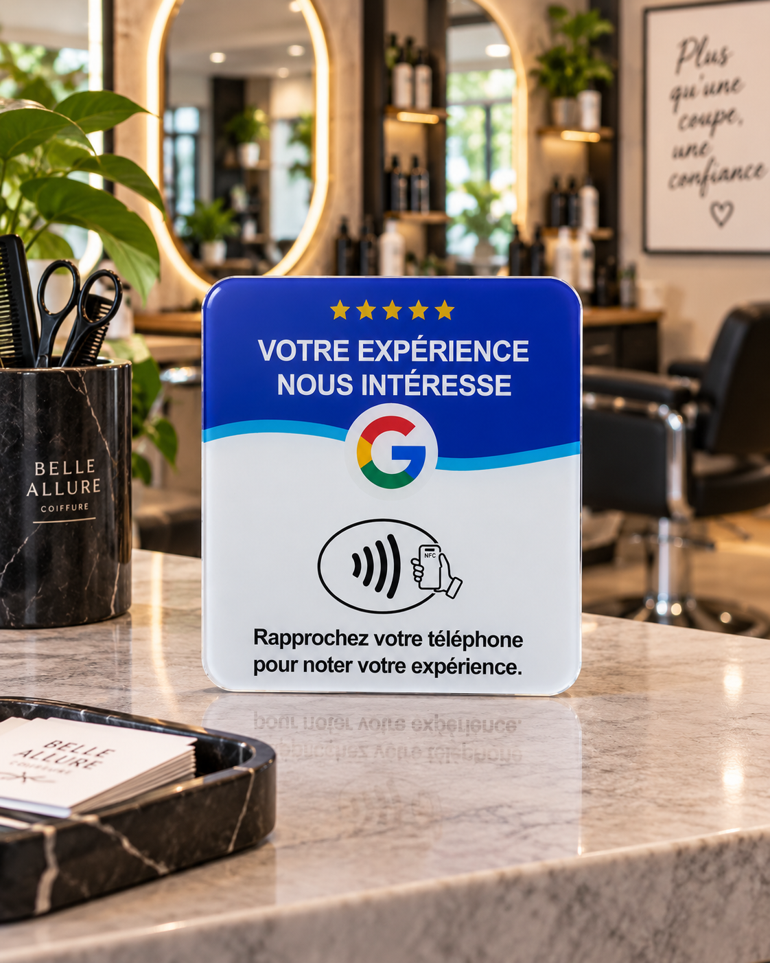 Plaque NFC Aviselo dans un salon de coiffure pour recueillir des avis Google